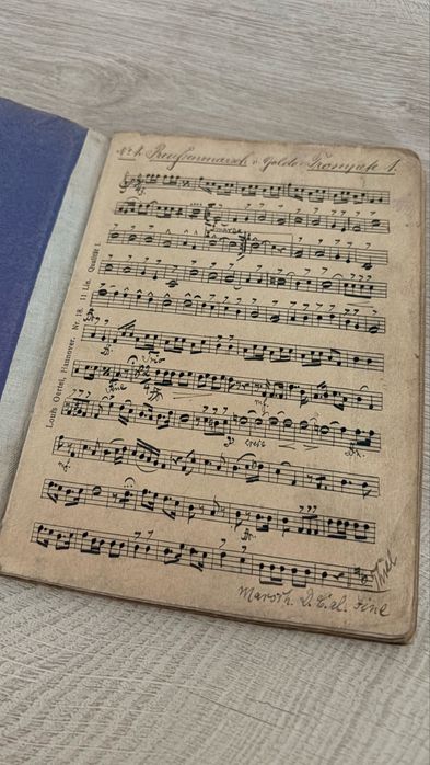 Zabytkowy zeszyt nutowy