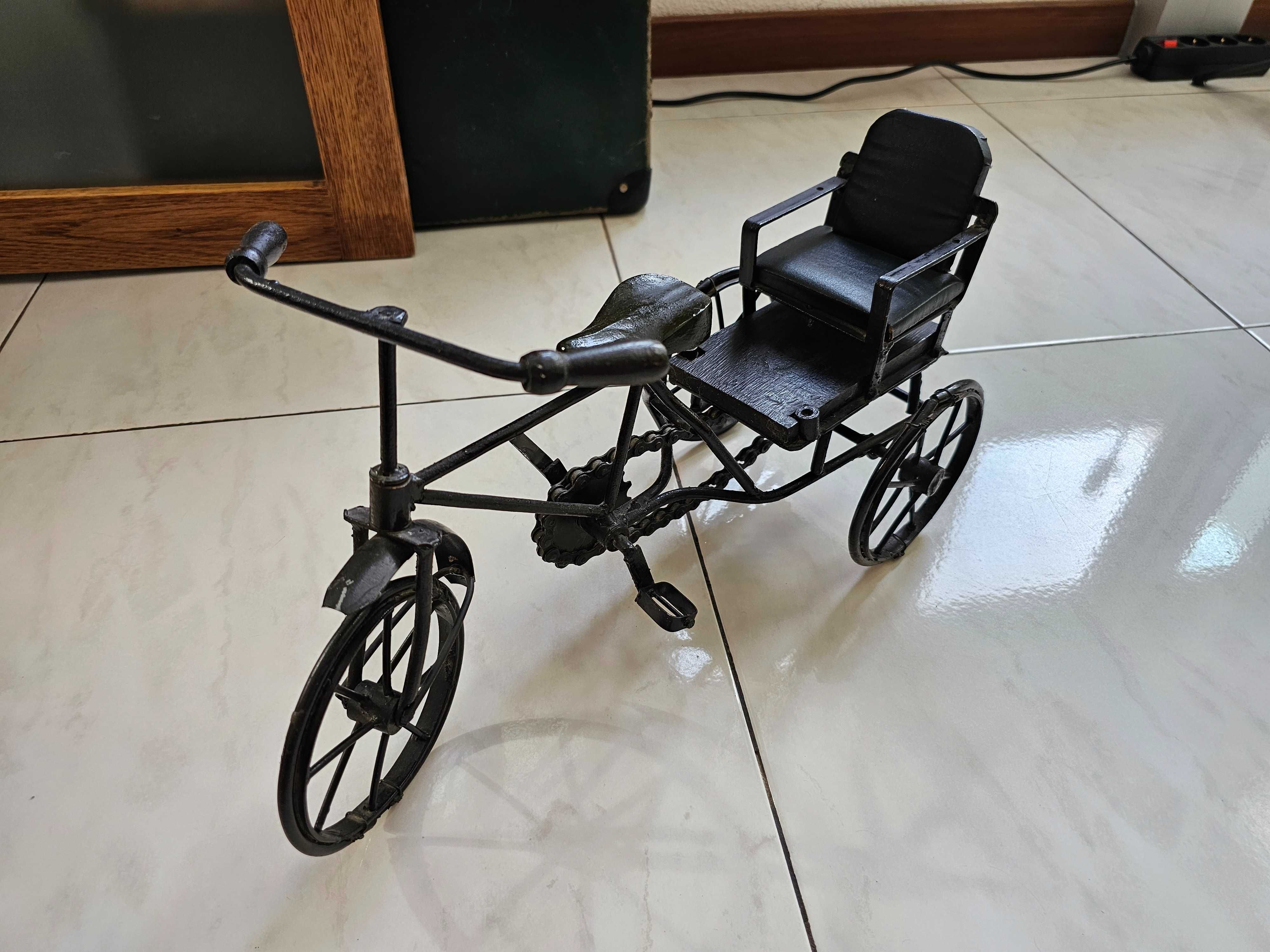 Miniatura de um ciclo-riquexó