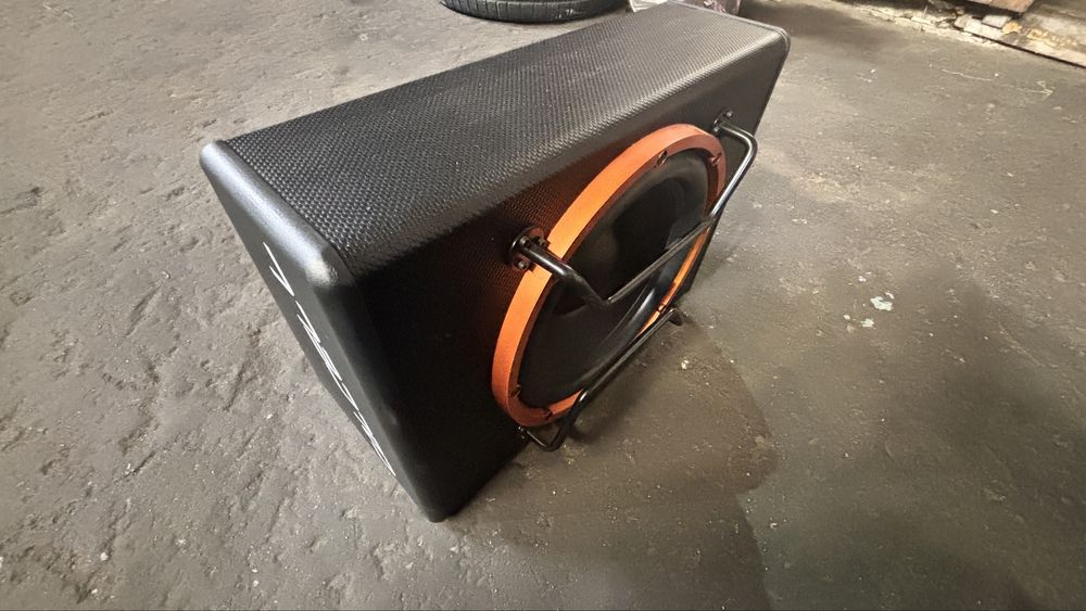 Сабвуфер з підсилювачем в авто