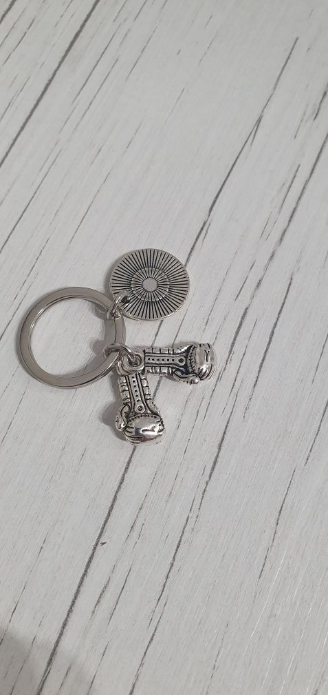 Srebrny bryloczek do kluczy w kształcie rękawic bokserskich.