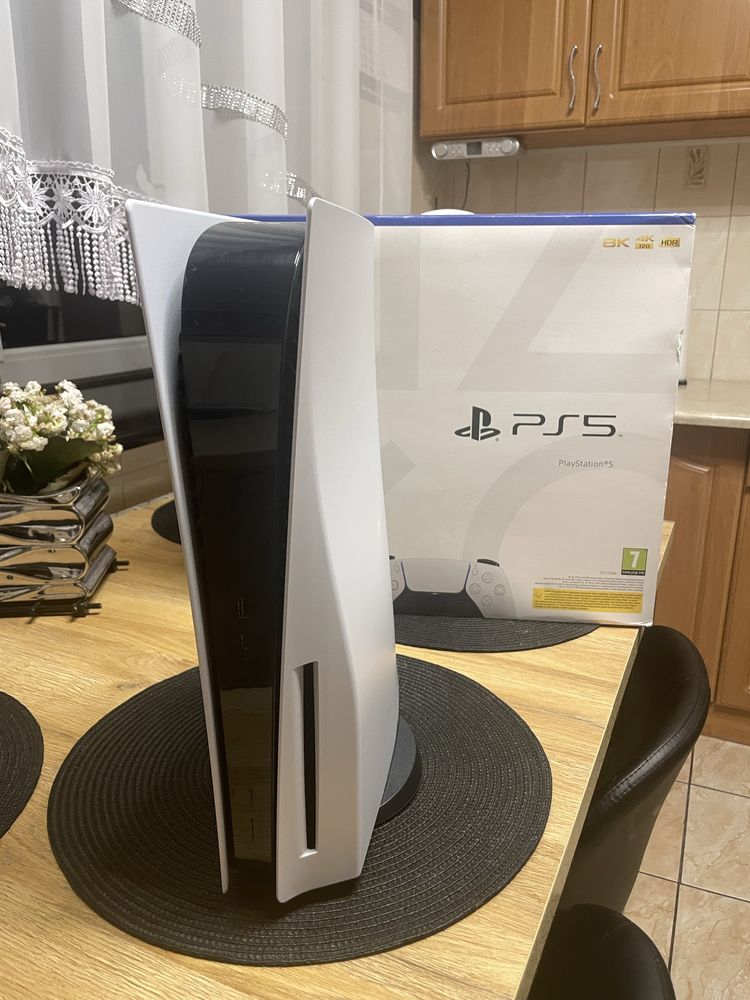 Ps5 z napędem 2 kontolery w zestawie