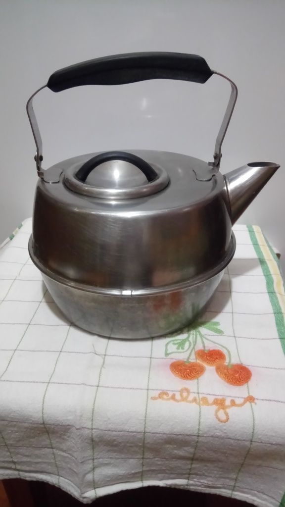 Чайник  из нержааеющей стали.