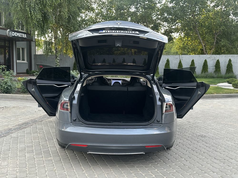 Tesla Model S P85