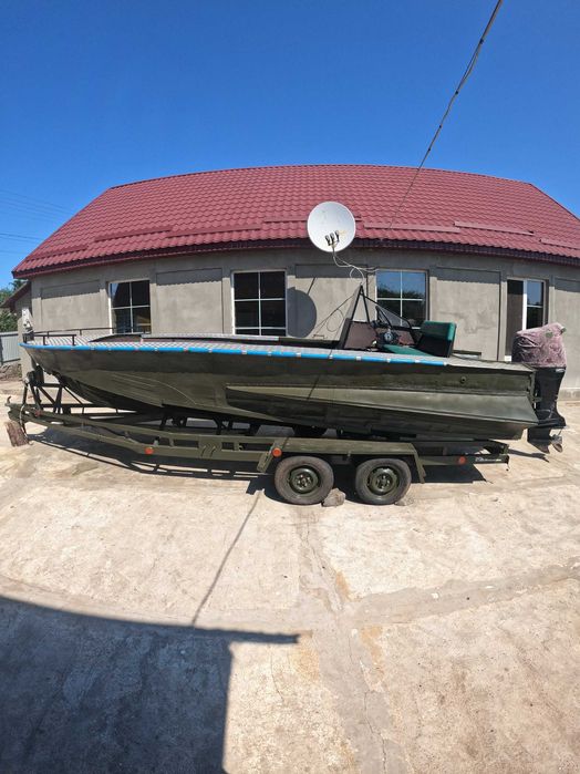 Продается катер Волга(Стрела)с двигателем Suzuki 140л.с. с лафетом