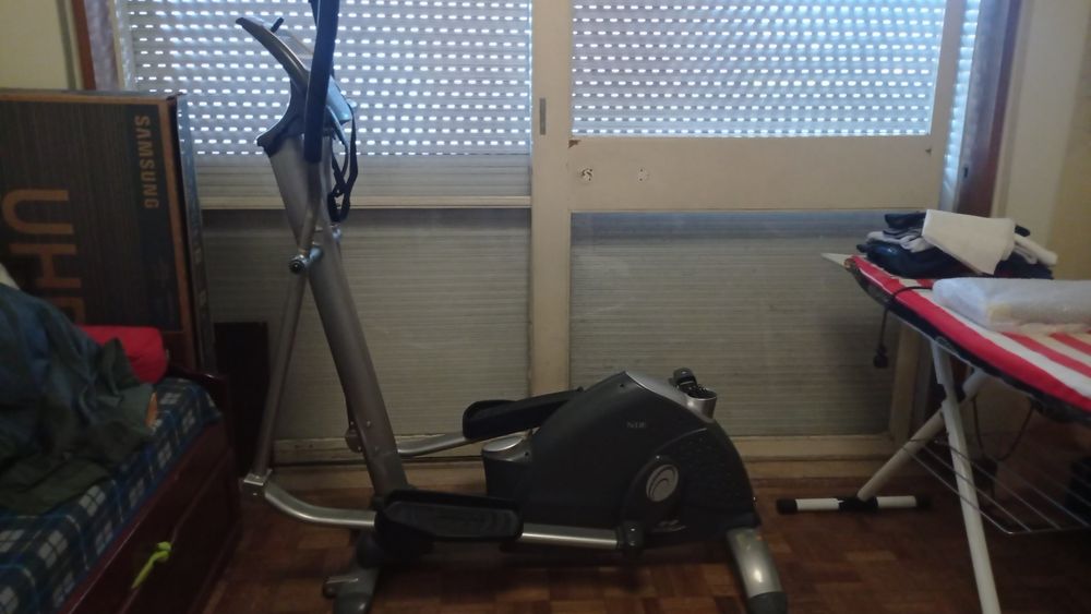 Bicicleta elíptica com pouco uso.