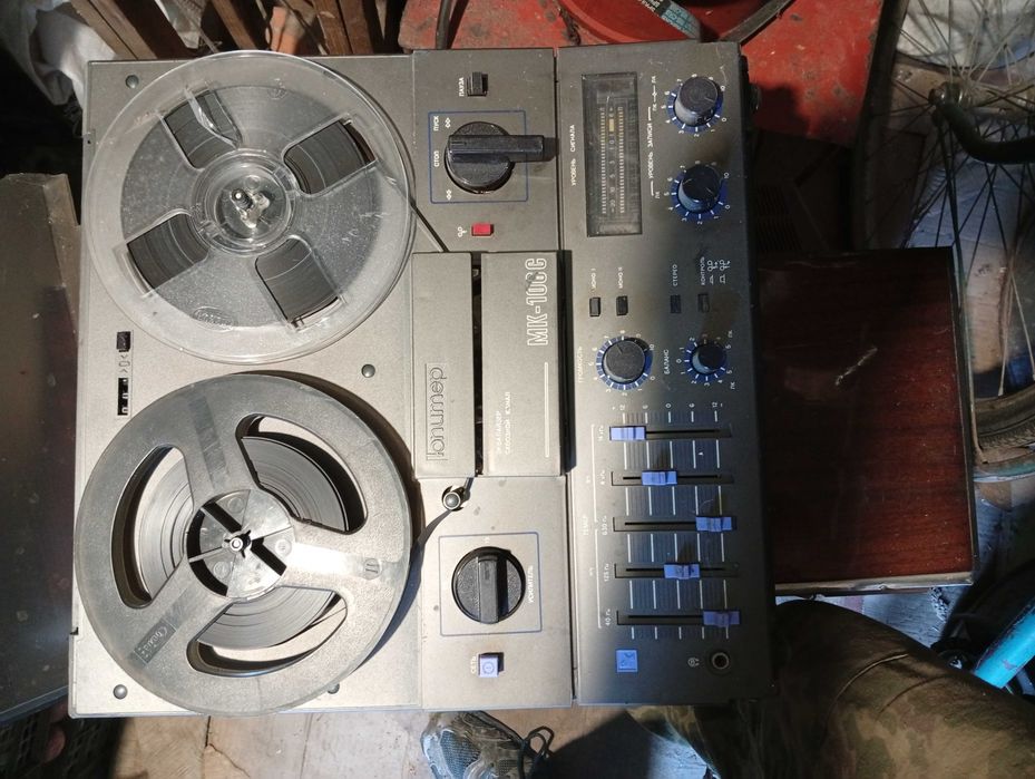 Продам бабінний магнітофон.