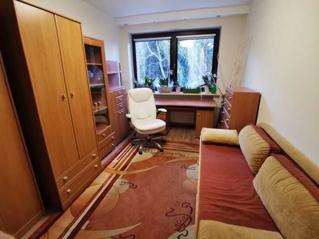 Zestaw mebli i wyposażenia pokoju w bardzo dobrym stanie