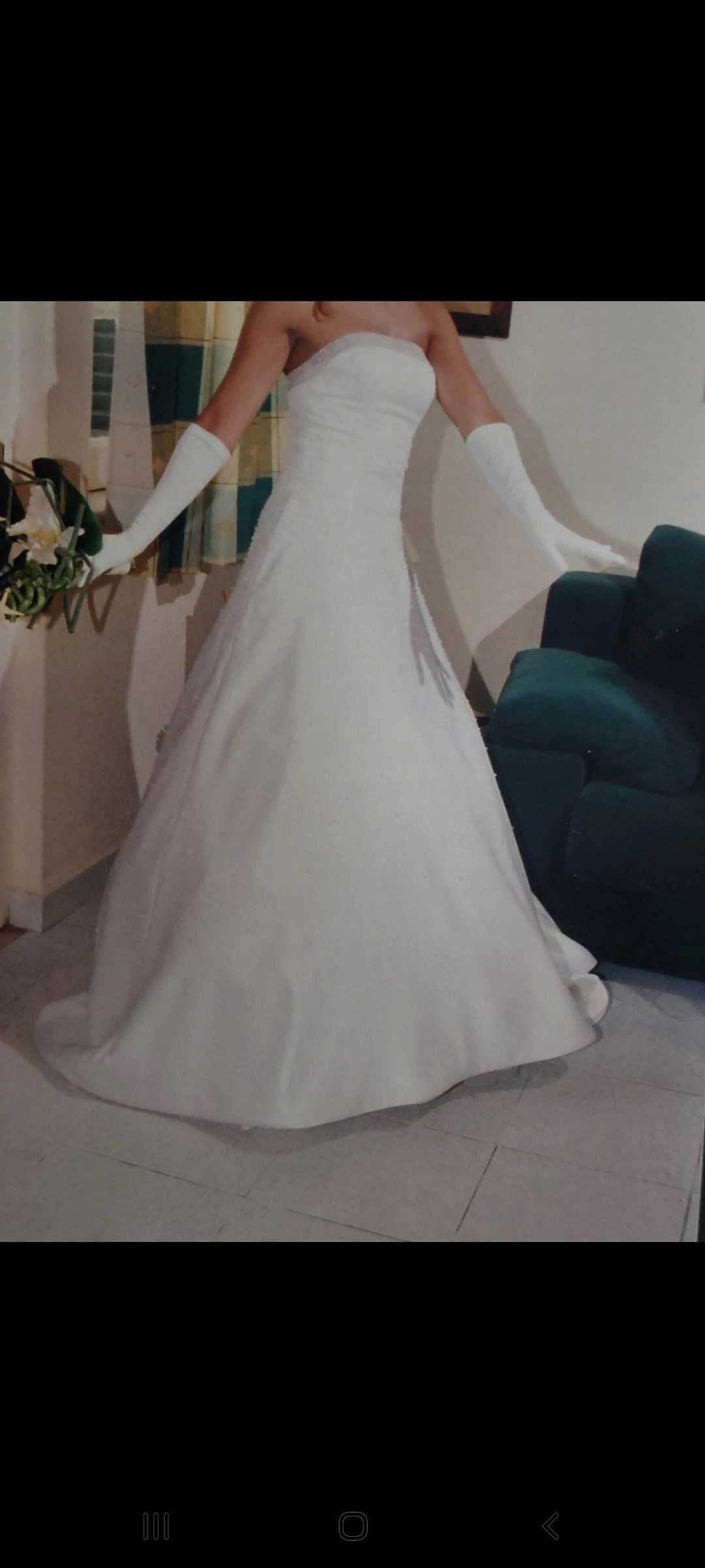 Vestido de noiva cai-cai com aplicação de missangas