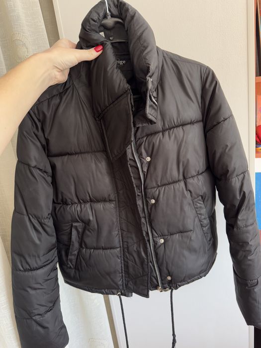 Чорна жіноча куртка вкорочена