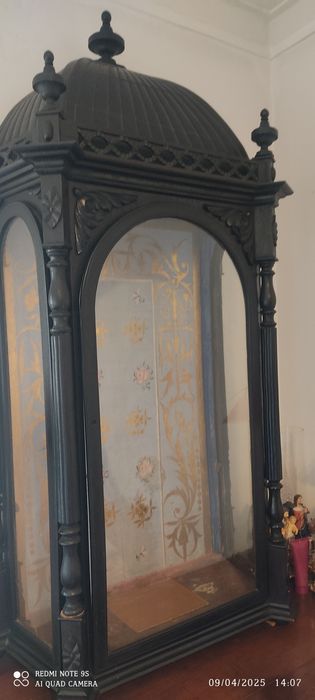 Oratorio antigo ok Au preto e interior pintado a folha de ouro