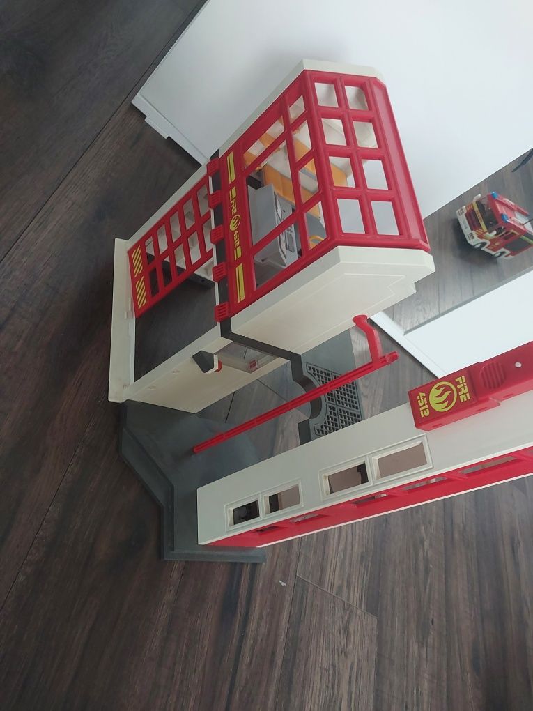 Remiza strażacka playmobil plus figurka