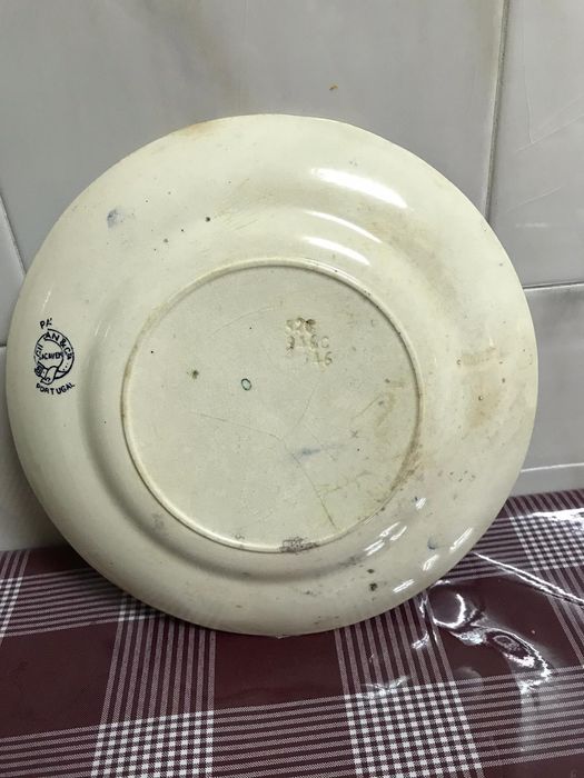 Prato muito antigo em louça de sacavem