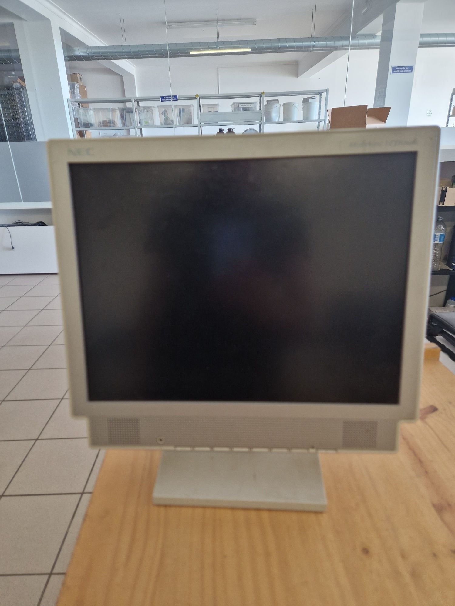 Monitor 15"nec clássico.