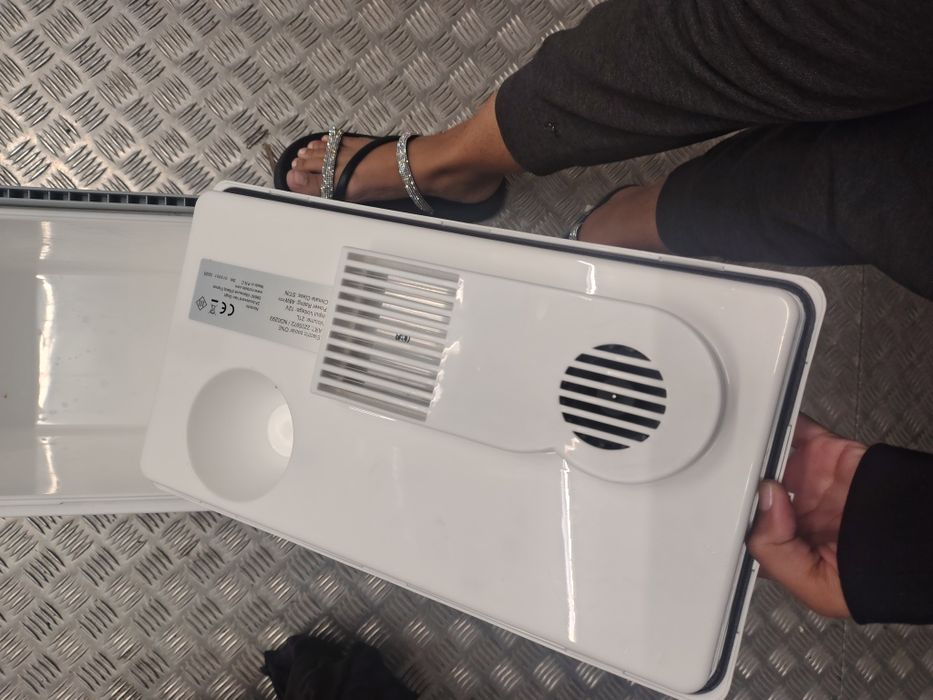 Geladeira elétrica/ cooler 12v,  21 L

Geleira Elétrica