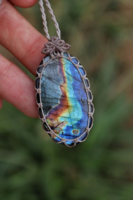 Pendente de LABRADORITA arco-íris, micromacramé, joia boémia