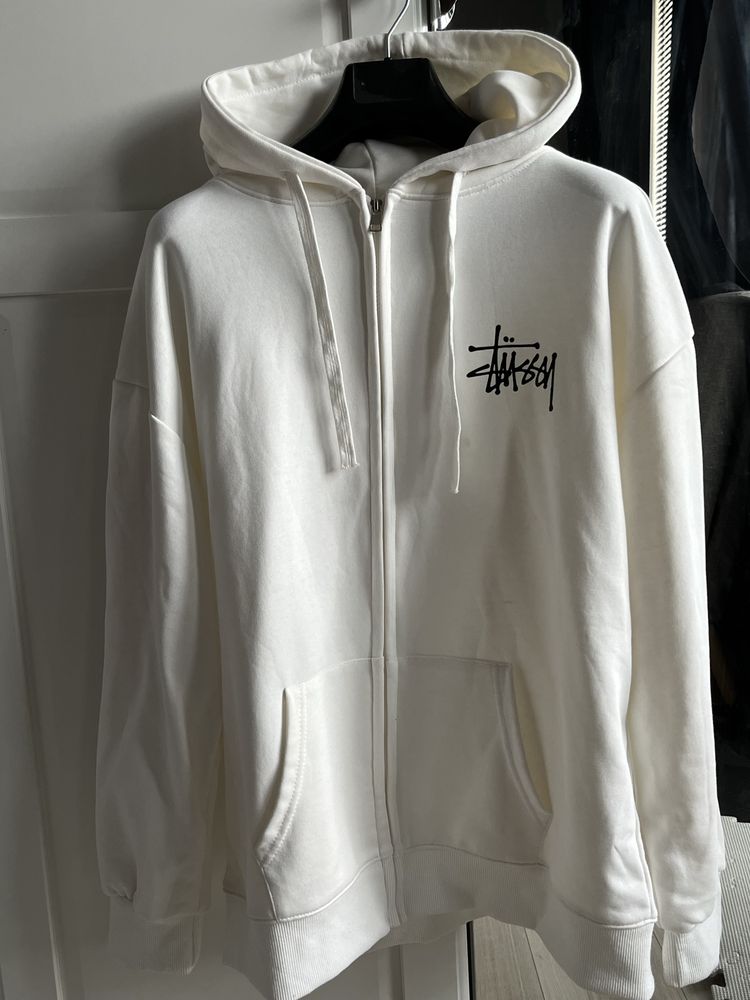 biała bluza stussy