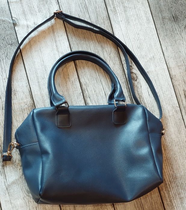 Granatowa torebka z rozsuwaną kieszenią