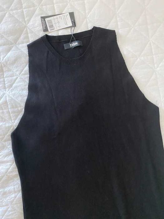 czarna sweterkowa sukienka midi