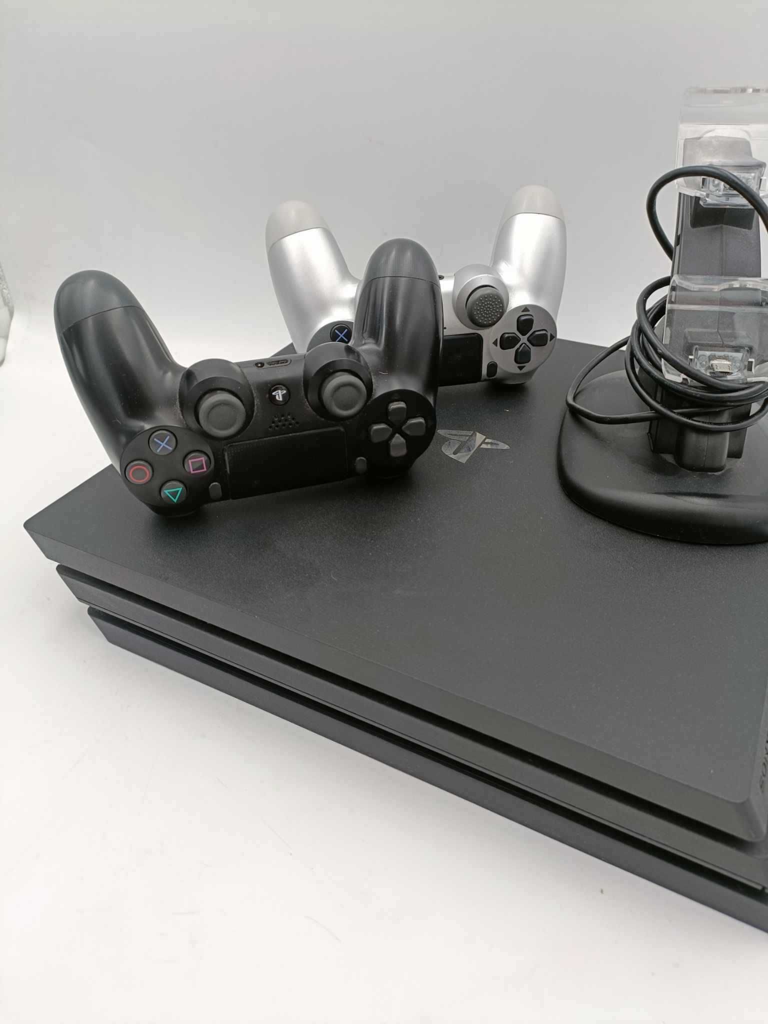 Konsola Sony PlayStation 4 PRO 1 TB CUH-7116B +2X Pad Ładowarka