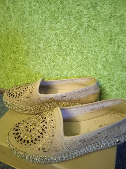 Женське  Взуття на танкетці.