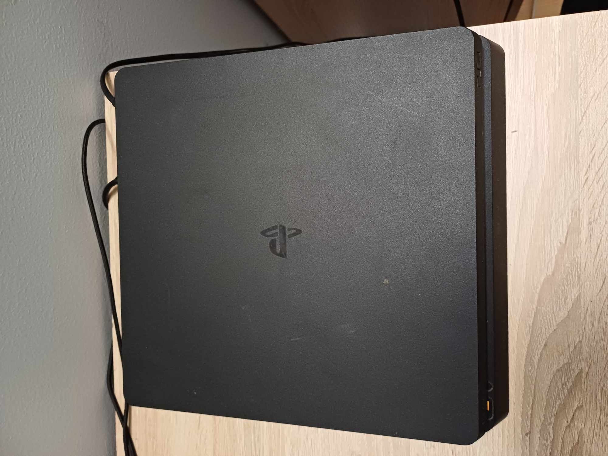 Konsola Ps 4 slim z jednym padem i 2 grami