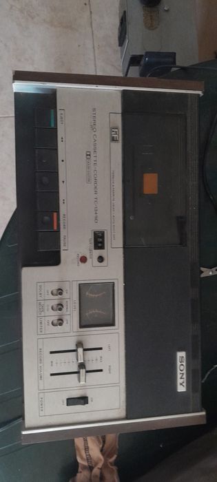 Leitor e gravador de cassetes  antigo