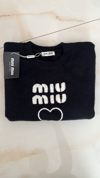чорний светр miu miu