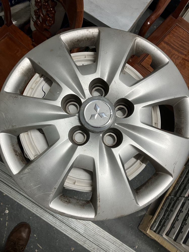 Tampões de Rodas 15”e 16”+ChaveRodas+Sup.TLM,+Encosto Cabeça Mitsubish