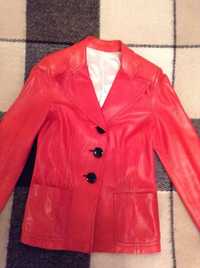 Продам дизайнерский женский кожаный пиджак красный на белой подкладке.