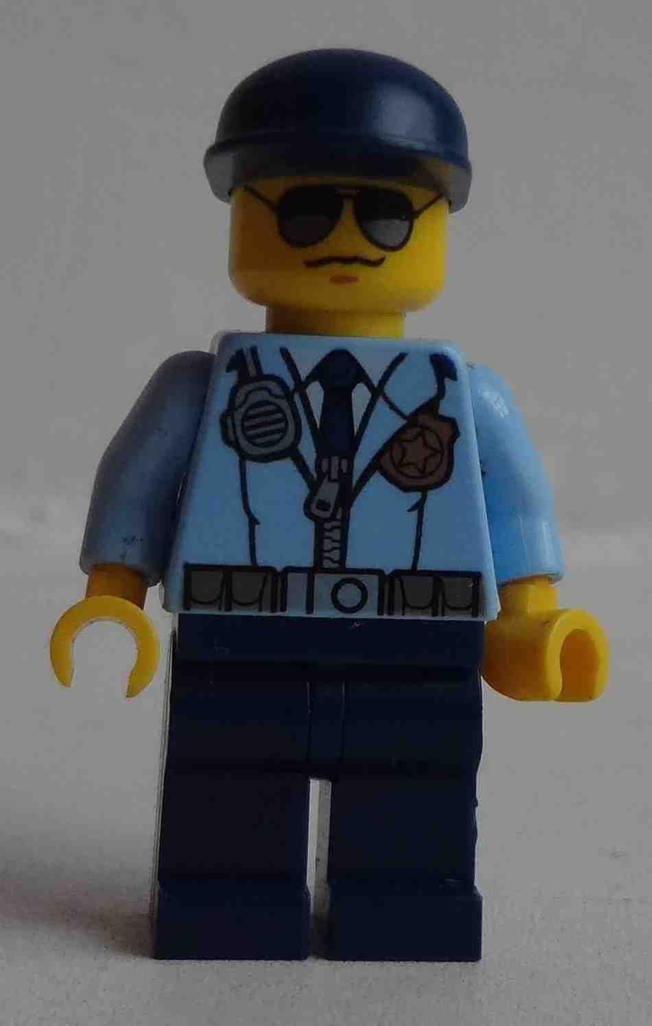 Игрушка LEGO полицейский оригинал