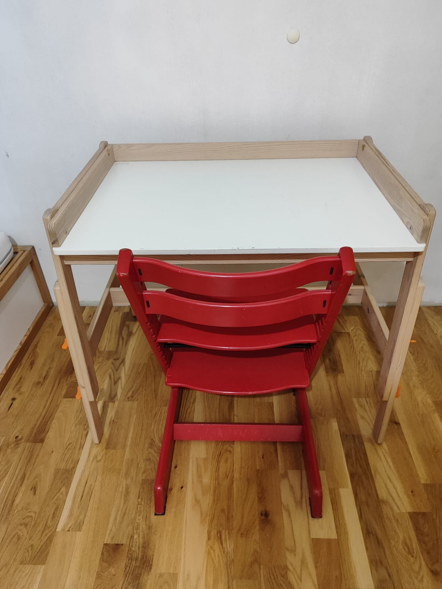 Zestaw biurko Ikea Flisat i krzesełko Stokke Tripp Trap