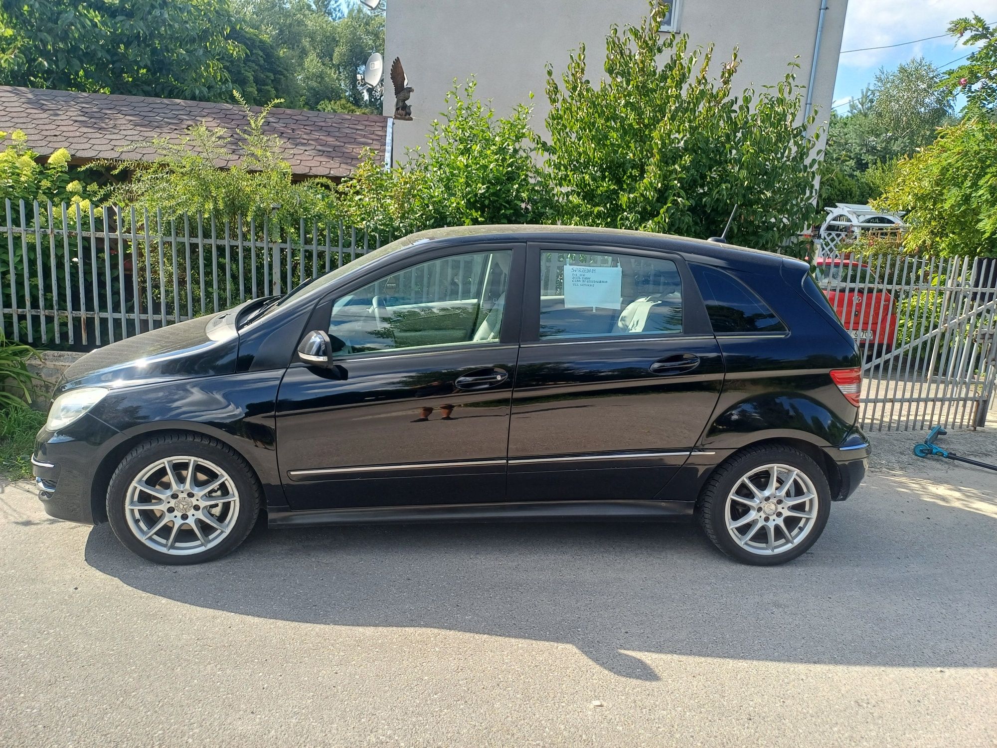 Mercedes-Benz  B180.