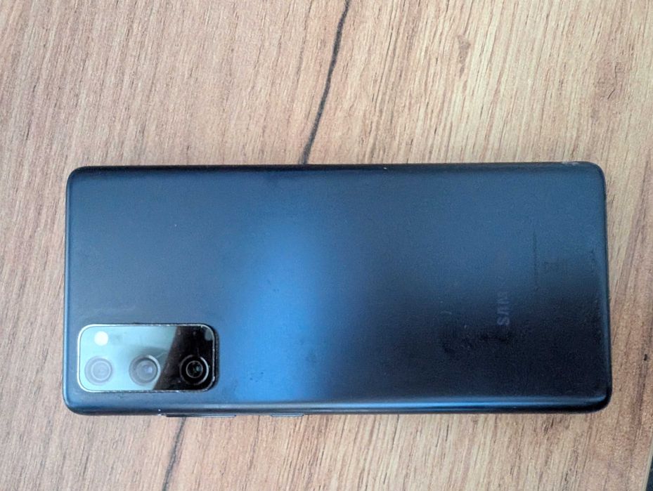 Samsung Galaxy S20 FE uszkodzony pęknięty ekran