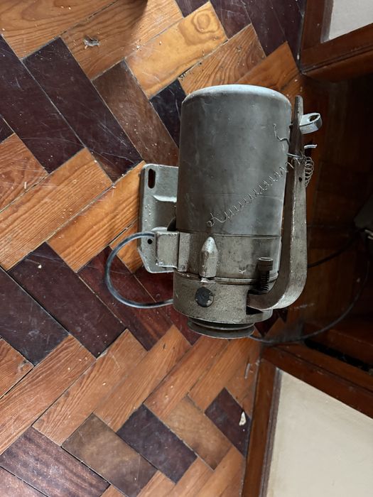 Maquina de custura antiga ( base em ferro)