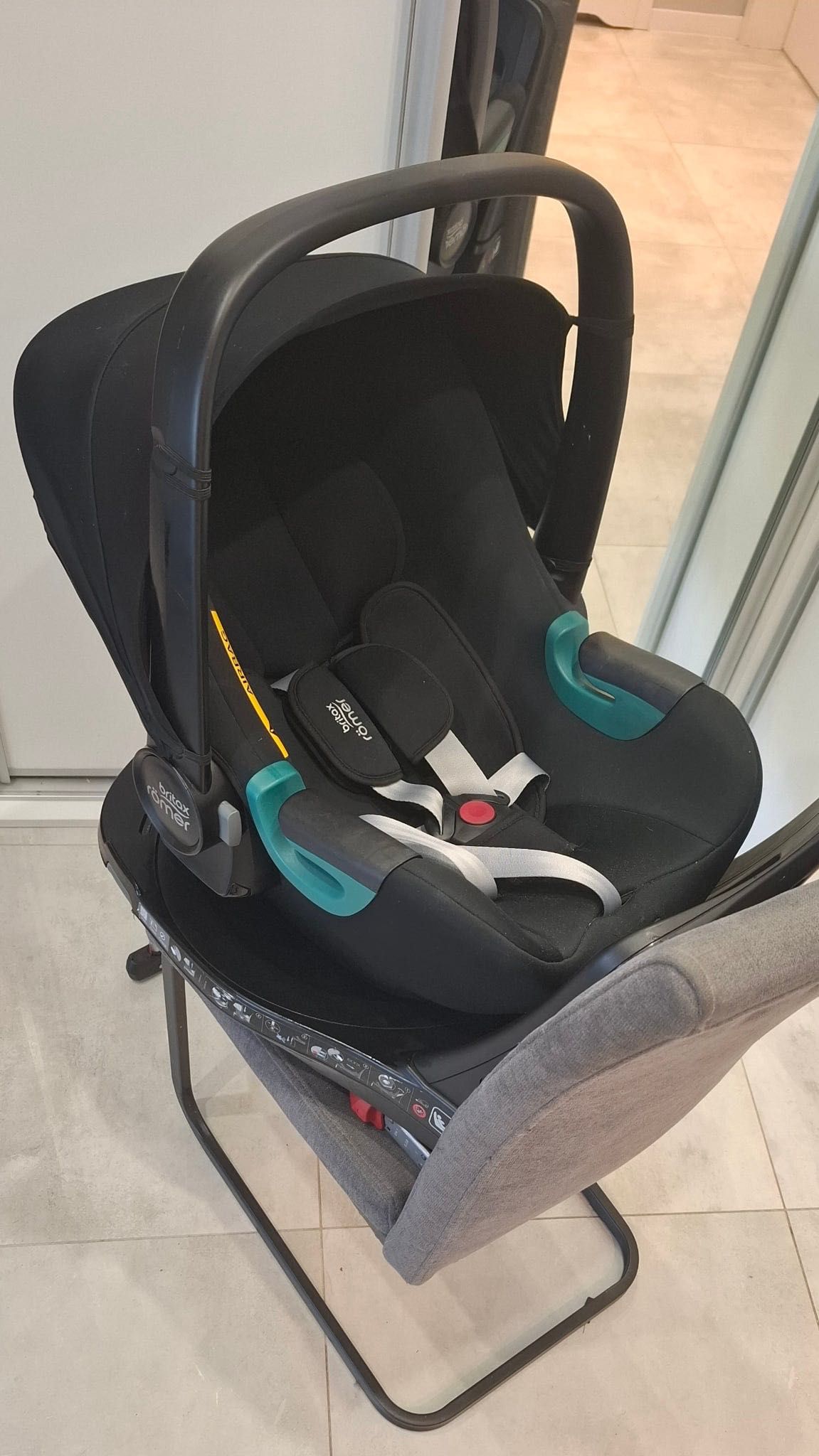Fotelik Britax Romer Baby Safe 3 i-size + baza obr. FLEX BASE iSENSE