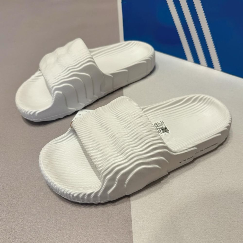 Нові шльопки тапочки Adidas adilette білі 42 і 46 розмір