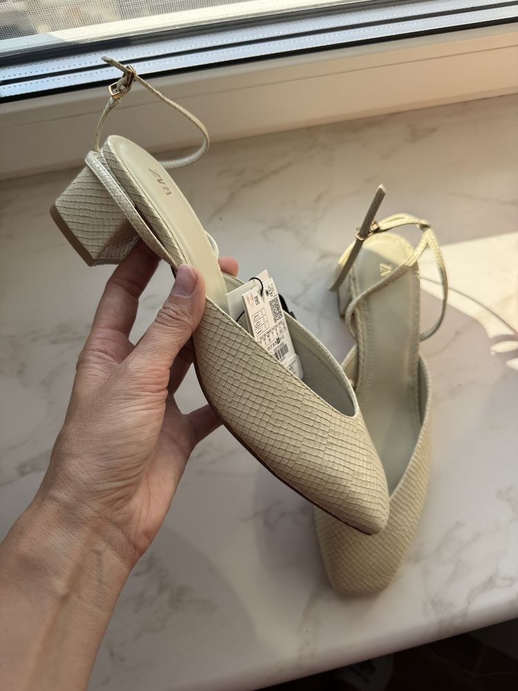 Босоніжки Zara 40р