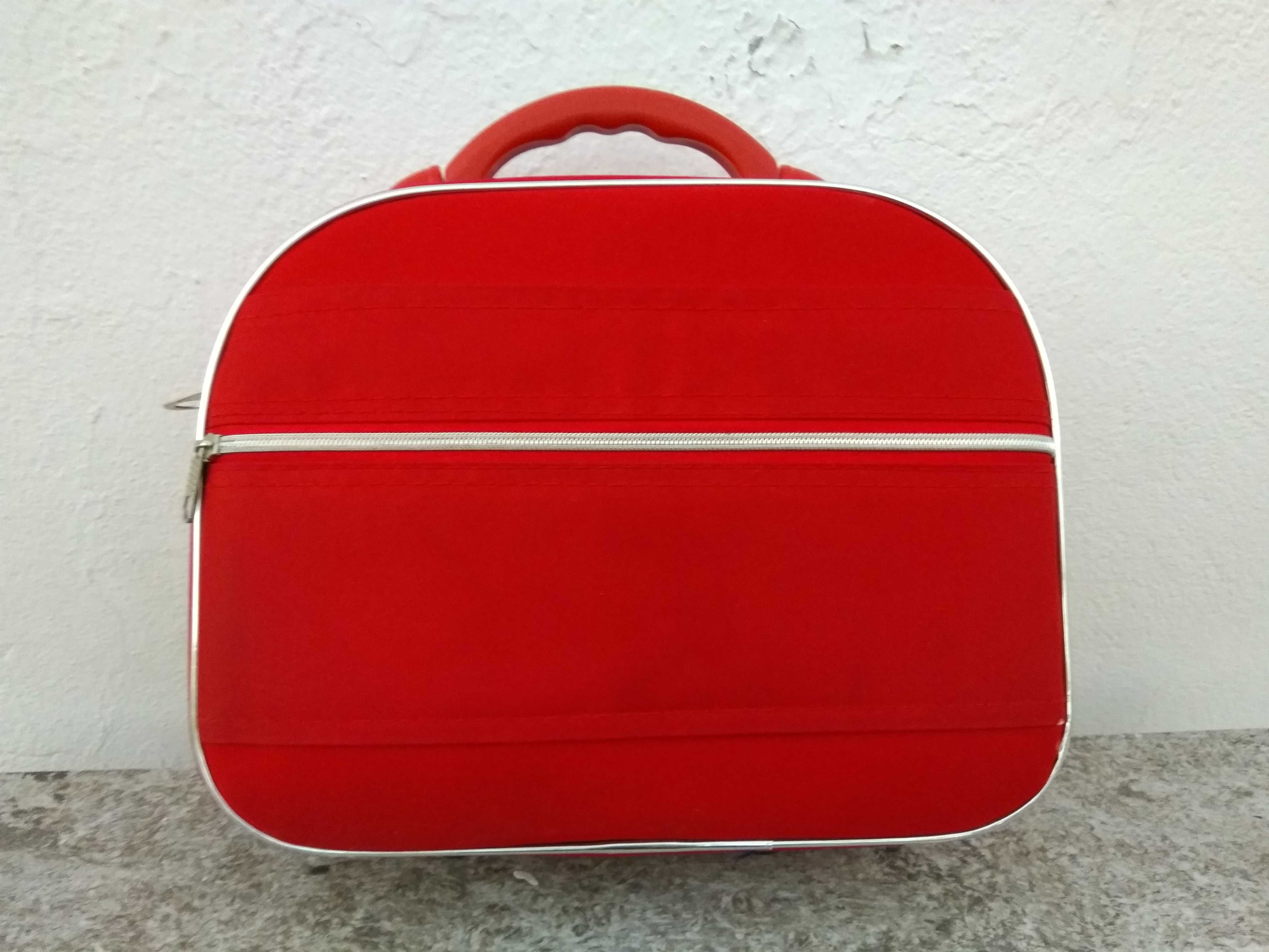 Necessaire vermelho em bom estado, mala de viagem