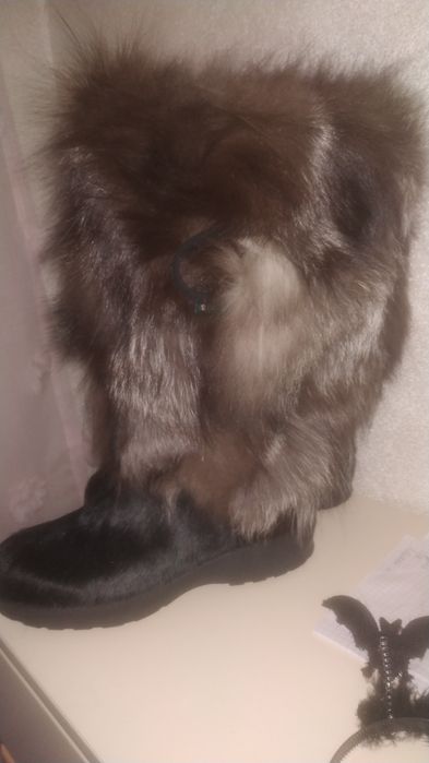 Черные высокие сапоги с натуральным мехом чернобурки