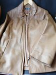Casaco em pele macia, cor Camel, com zipper