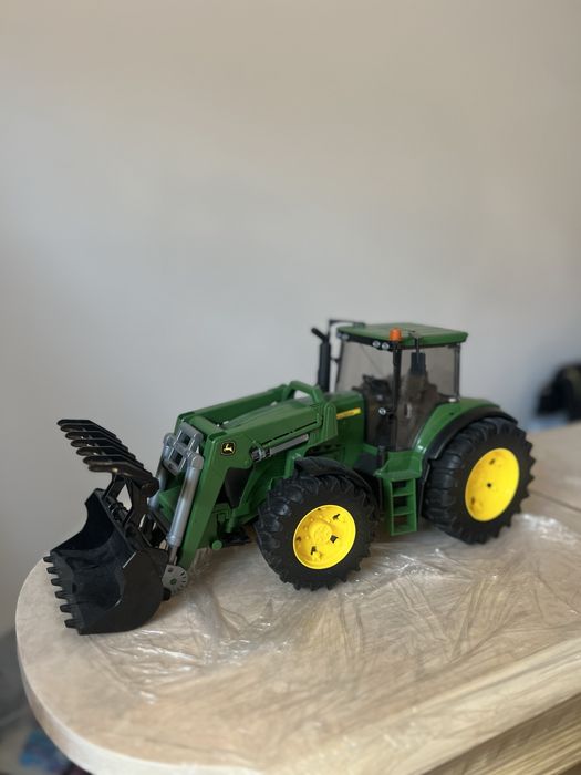 Трактор Bruder John Deere