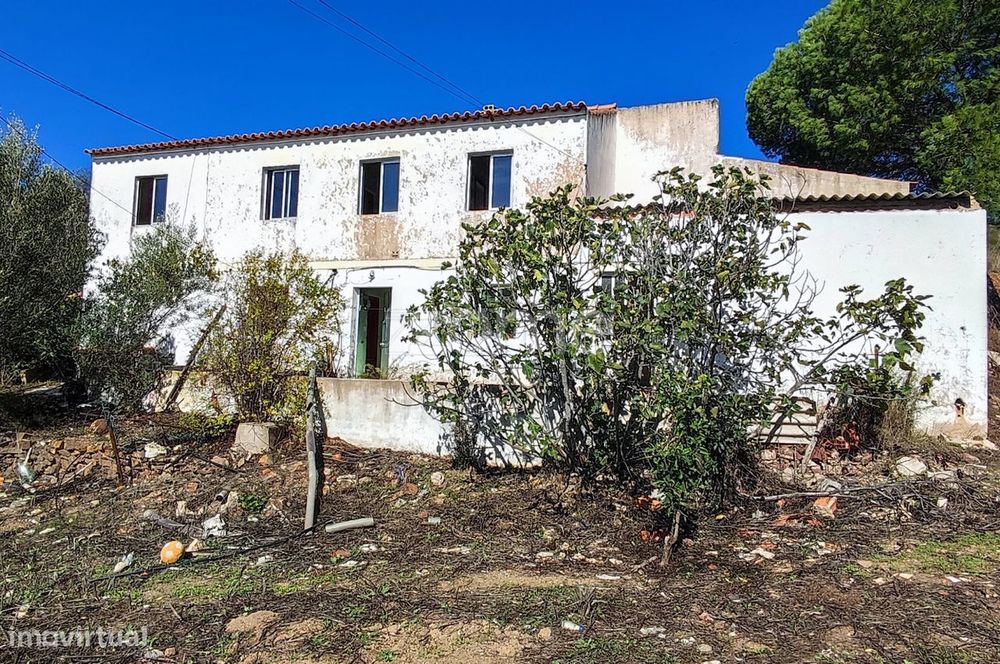 Moradia Familiar para Remodelação com Terreno
