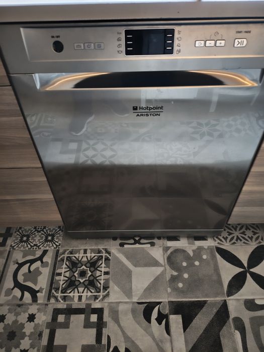 Maquina lavar loiça marca Ariston hotpoint de cor metálica cinzento