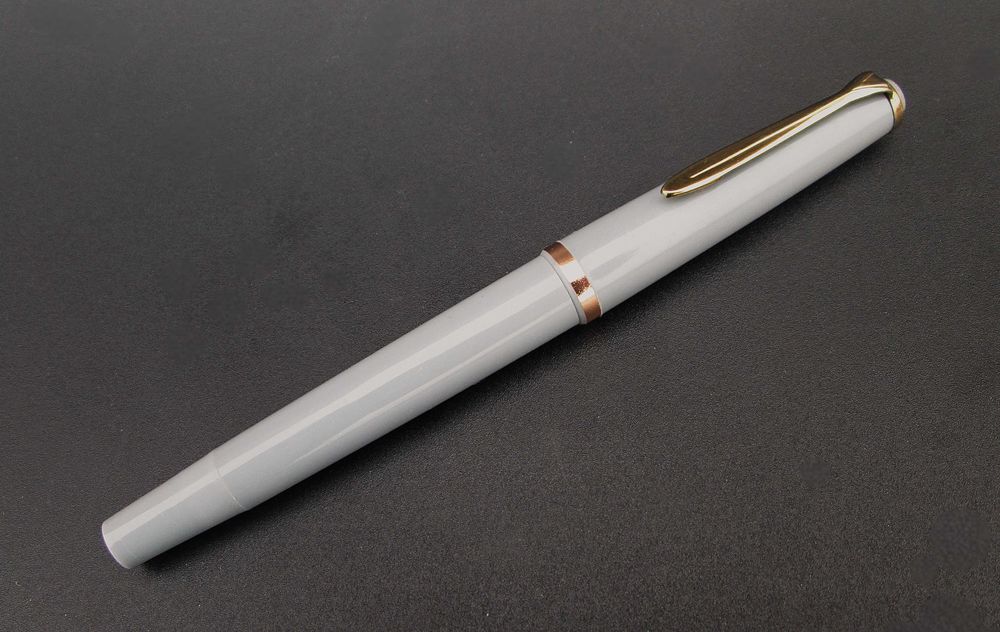 Antiga Caneta de Tinta Permanente STUDIO em cor Cinza - NUNCA USADA