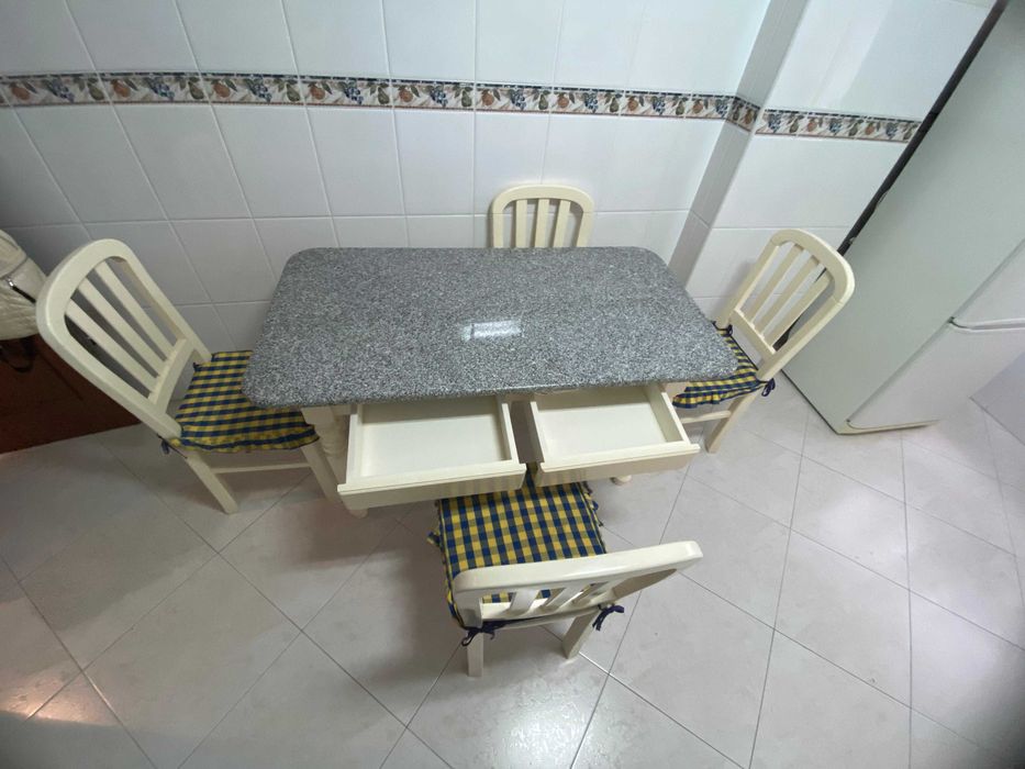 Mesa de Granito com 4 cadeiras incluidas