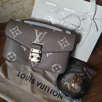 Женская сумочка в бежевом цвете Louis Vuitton