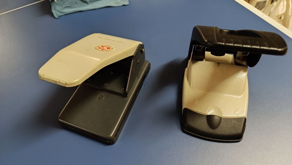 Dois furadores de papel