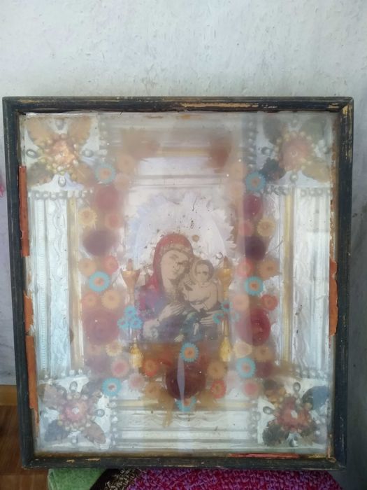 Старинная икона в деревянном коробе.