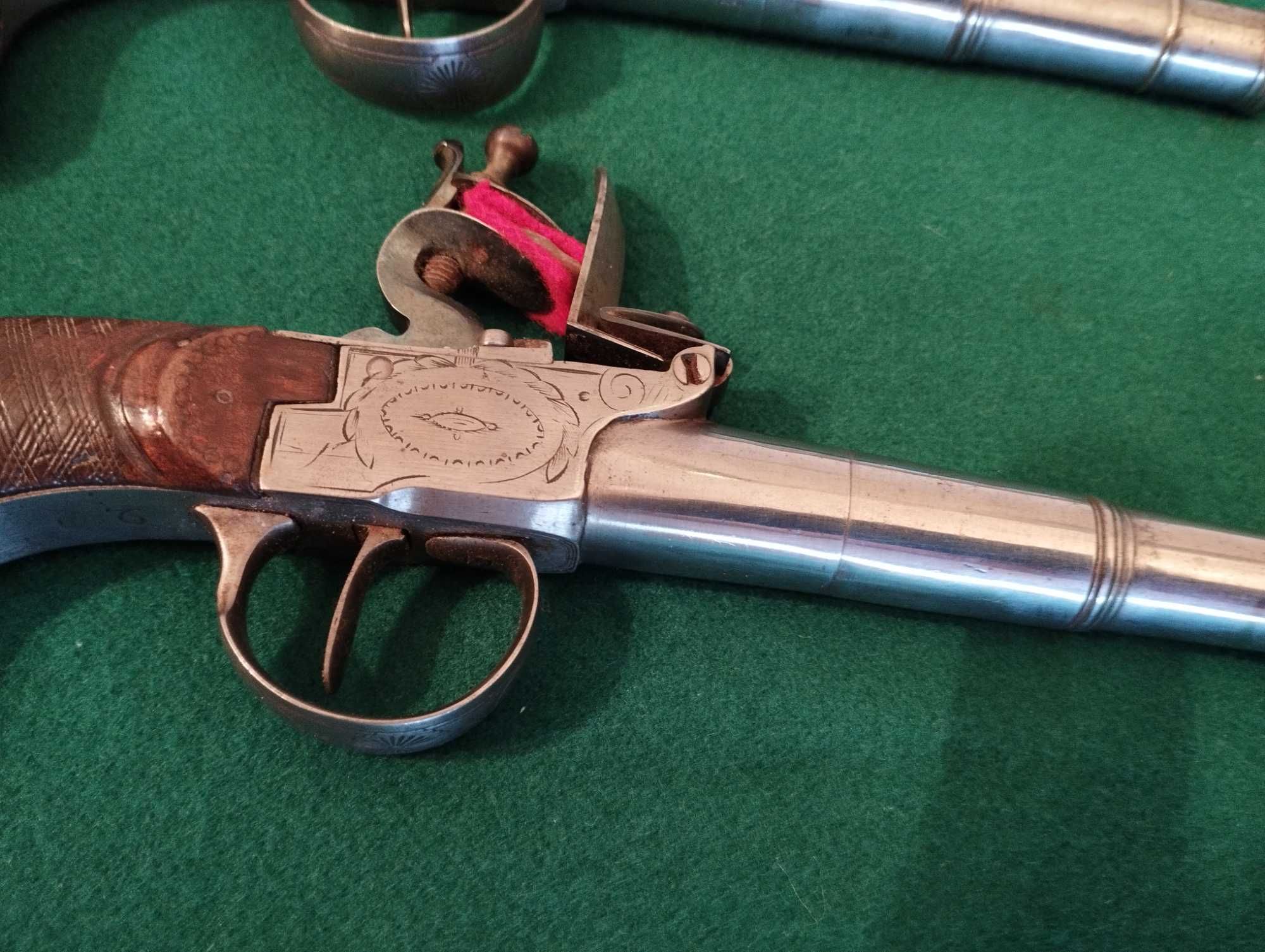 Par de pistolas de silex  estilo escocês do final do século XVIII