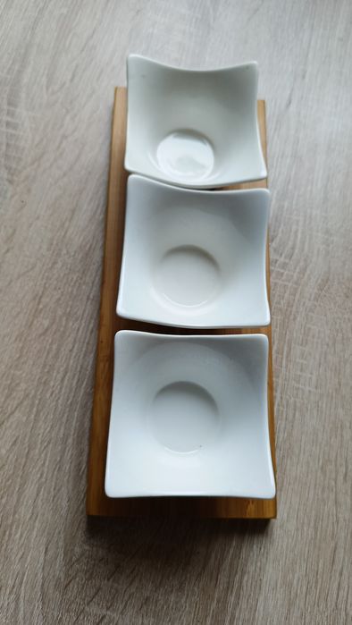 Deska z pojemnikami na przystawki